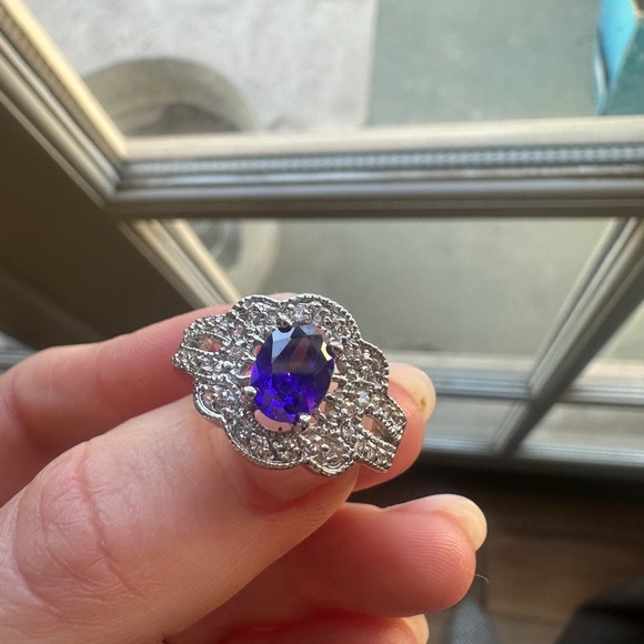 Elegant Silver and purple Gemstone Ring - Picture 3 of 7